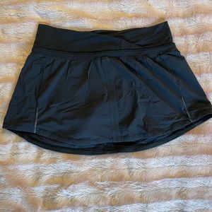 Size 4 lululemon Run Pace Crossover Waistband low rise skirt in black